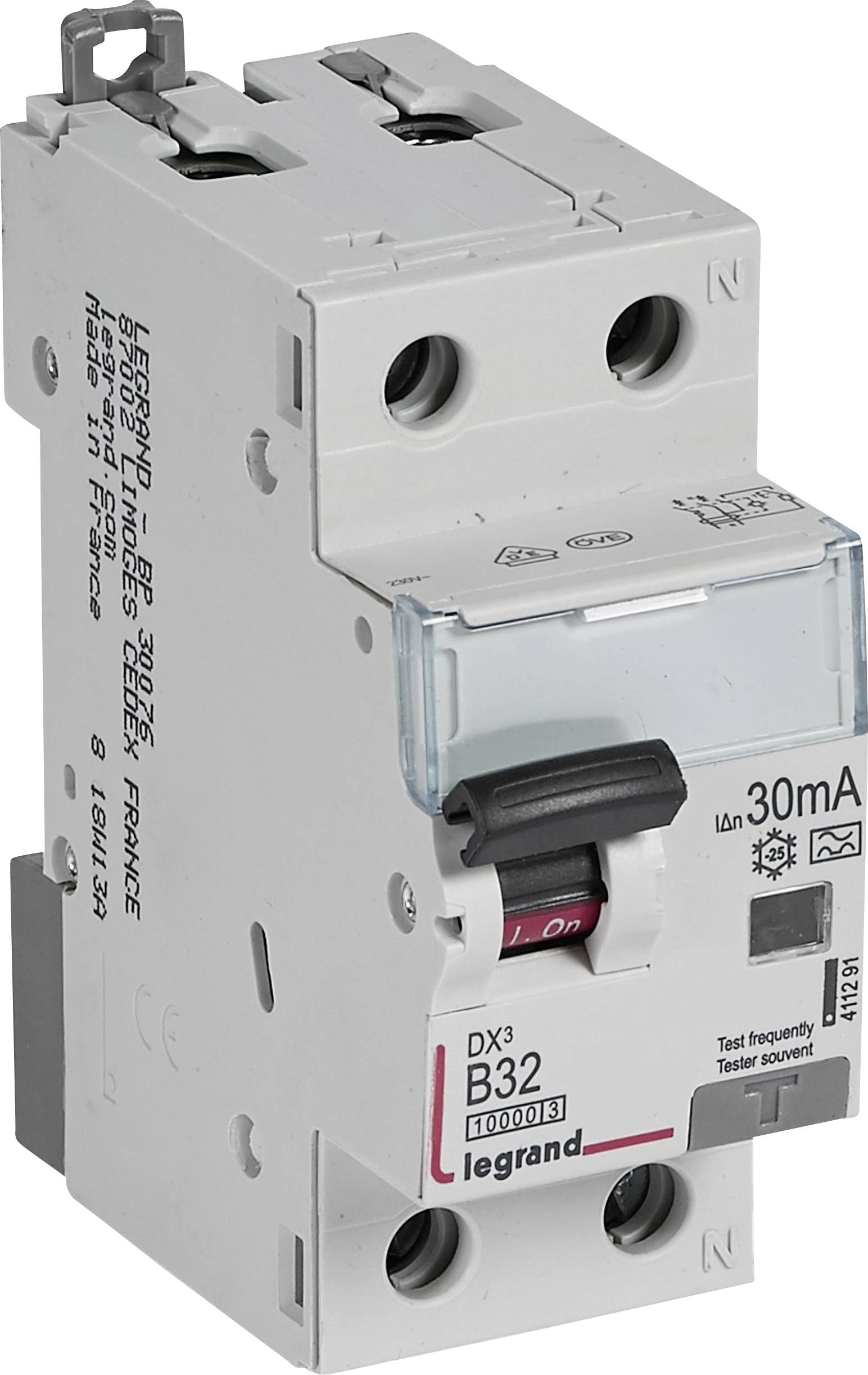 En vit säkringsautomат (Legrand B32) visar en röd switch 'On' och är märkt med ett blått fönster med '30mA'.