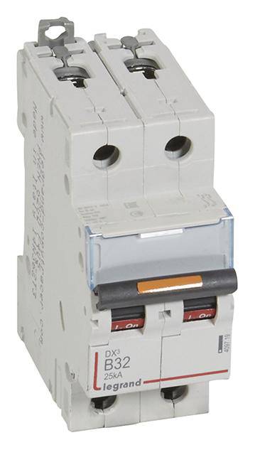 Automatisk effektbrytare med dubbla vippströmställare, modellnummer 'DX3 B32' från Legrand, 25kA-kapacitet.