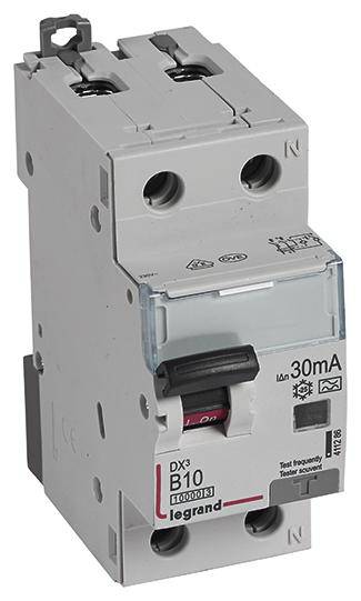 En effektbrytare från Legrand, typ DX3 B10 med 30mA märkström. Innehåller testfunktion och installationsanslutningar upptill och nedtill.