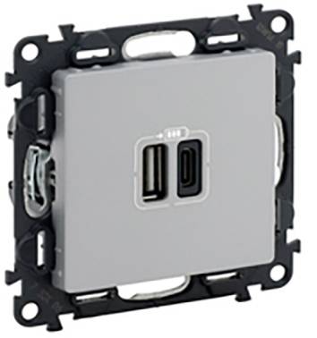En grå USB-laddningsadapter för väggmontering, med två USB-portar för laddning av enheter, omgiven av en svart ram.