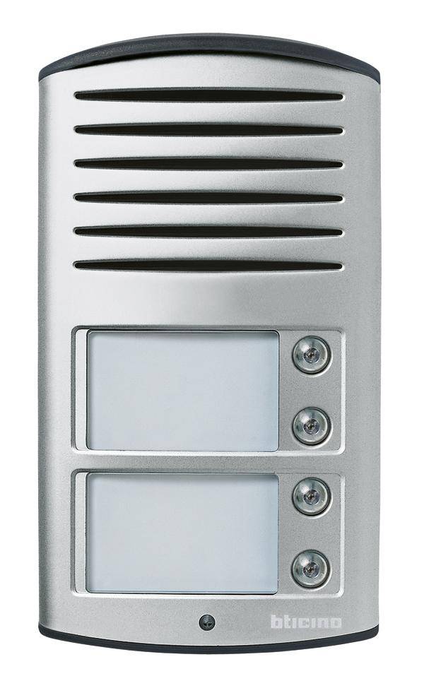 Tal- och ringmodul med två namnsskyltar och knappar, silver hölje, för dörrkommunikation i ett bostads- eller kontorsbyggnad.
