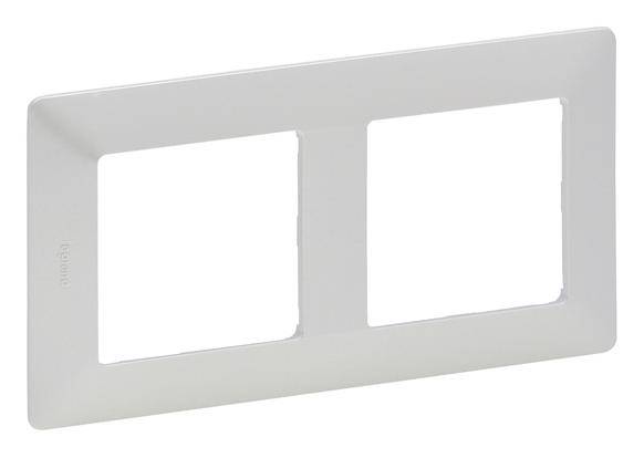 Vit, rektangulär dubbel ram för elinstallationer, med avrundade kanter och plats för två eluttag eller strömbrytare.