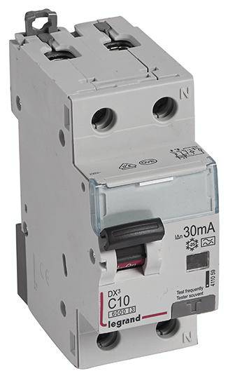 Kretsbrytare med en spak som säkerställer elektrisk säkerhet, märkt 'C10' och '30mA'.