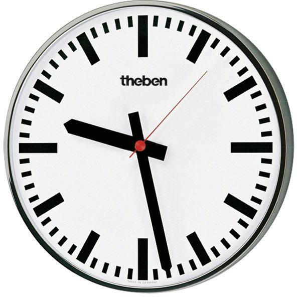 En analog väggklocka med vitt urtavla, svarta timmar- och minutvisare och en röd sekundvisare visar 10:10.