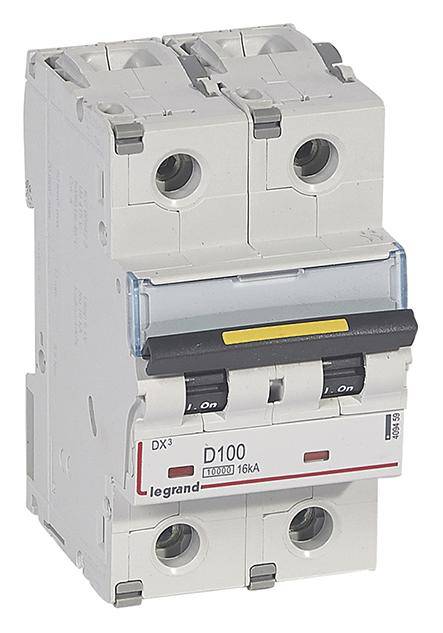 'Säkringsautomat med dubbel switch och märkning "D100", visar elektriska detaljer och tekniska specifikationer.'