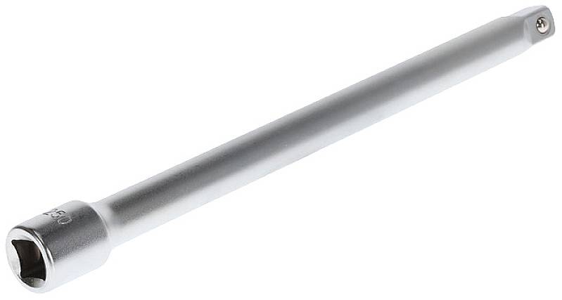 En lång, silverfärgad förlängningsstång för skruvmejselhylsor, med fyrkantig fäste på ena änden och en låsanordning på den andra.