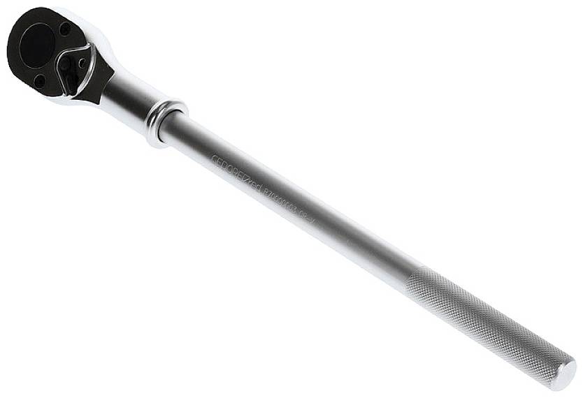 En silverfärgad momentnyckel med räfflat handtag. Lämplig för precisionsdragning av skruvar och muttrar i tekniska tillämpningar.