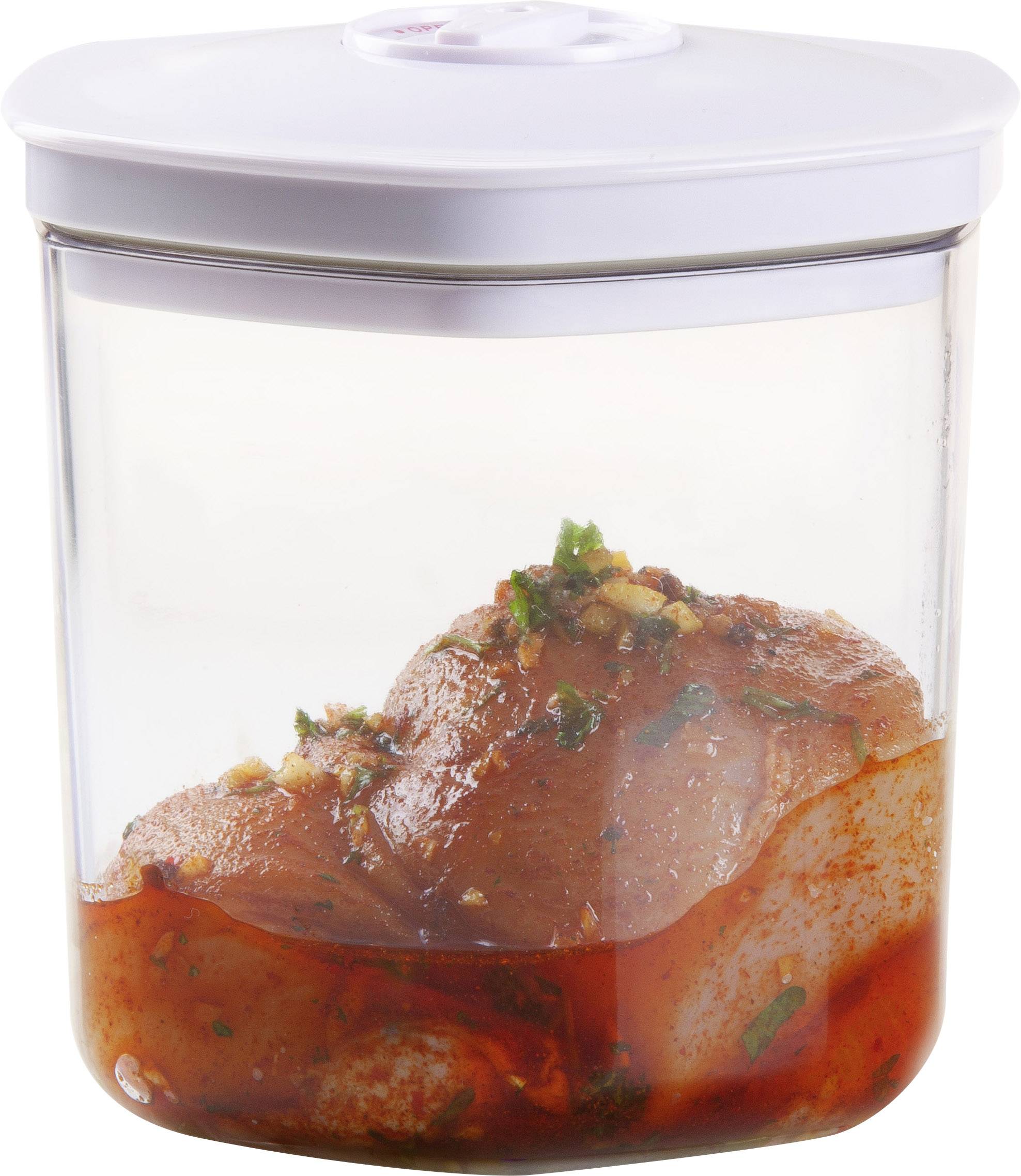 En glasburk med lock innehåller marinerat kött i en röd sås, garnerad med örter och kryddor.