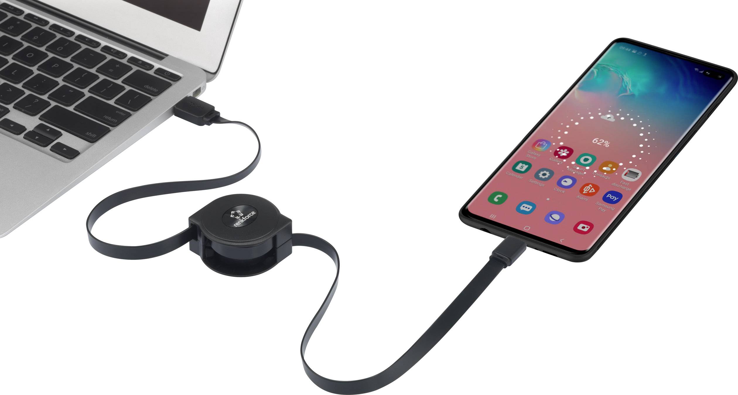 En smartphone är ansluten till en bärbar dator via en tunn, upprullad USB-kabel.