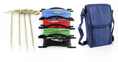 En set med fyra tältlinor i svart, grönt, rött och blått på rullar, fyra tältpinnar i metall och en blå bärväska.