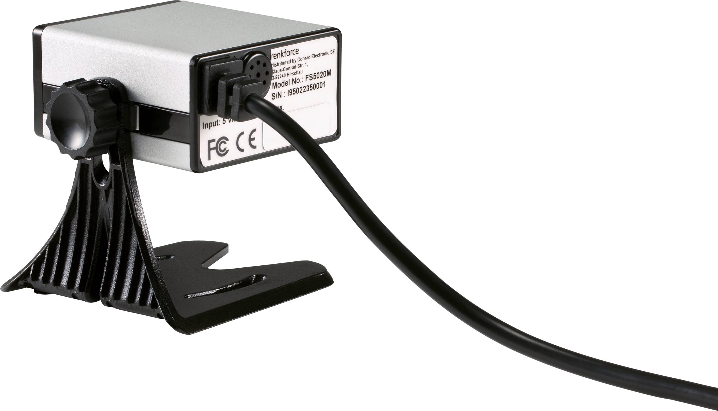 En liten, rektangulär kamera monterad på ett stativ, med en kabel baktill. Den är märkt med FCC- och CE-märken.