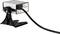 En liten, rektangulär kamera monterad på ett stativ, med en kabel baktill. Den är märkt med FCC- och CE-märken.