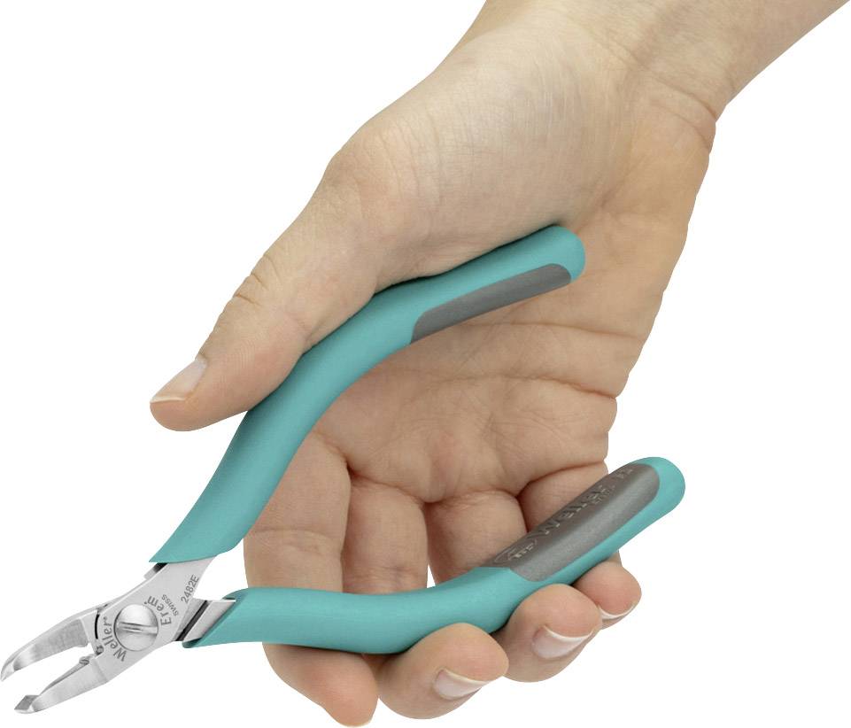 En hand håller en grön sidavbitare.