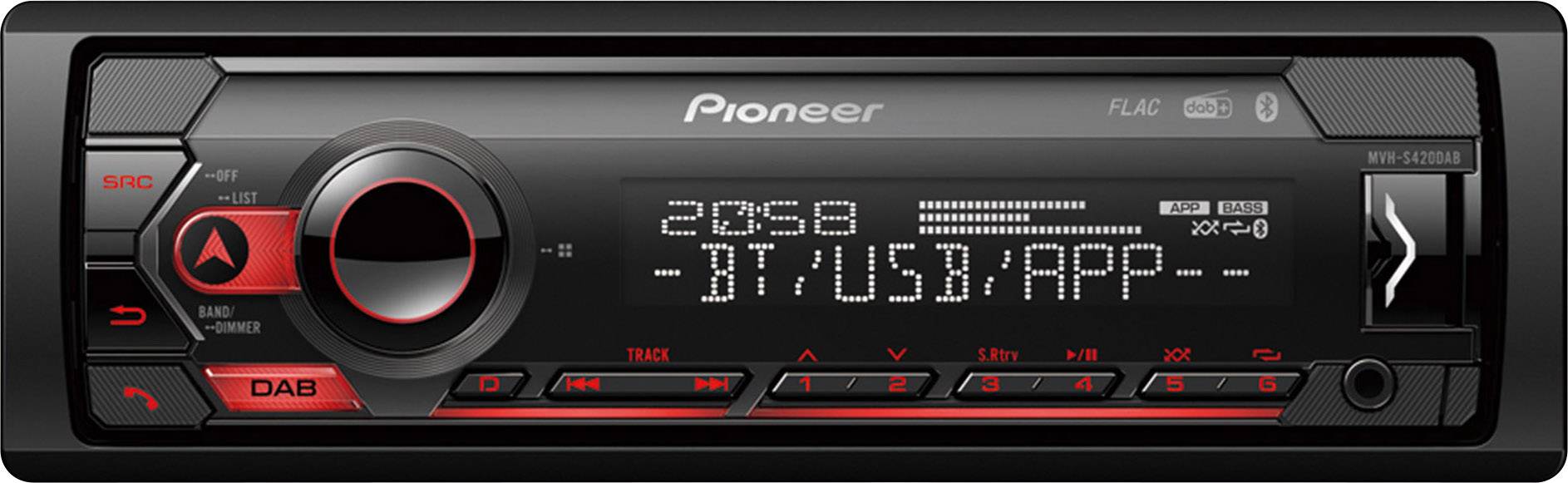 En bilradio från Pioneer med stor vred, digital display och röda reglage, visar tid och ljudkälla.