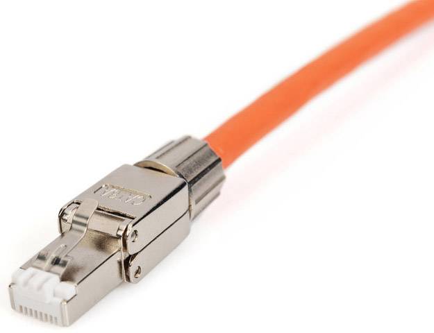 Ett orangefärgat nätverkskabel med en silverfärgad, skärmad kontakt på vit bakgrund.