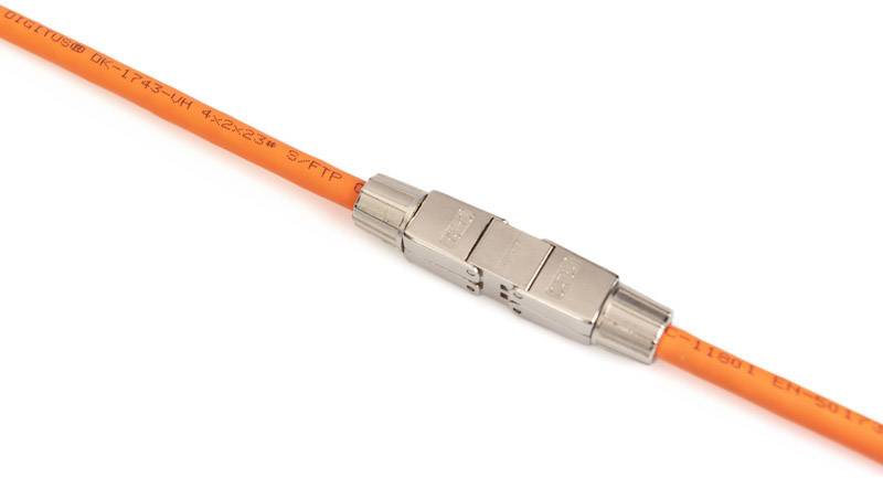 'En orange kabel med en metallisk kontakt i mitten som förbinder två kabeländar med varandra.'