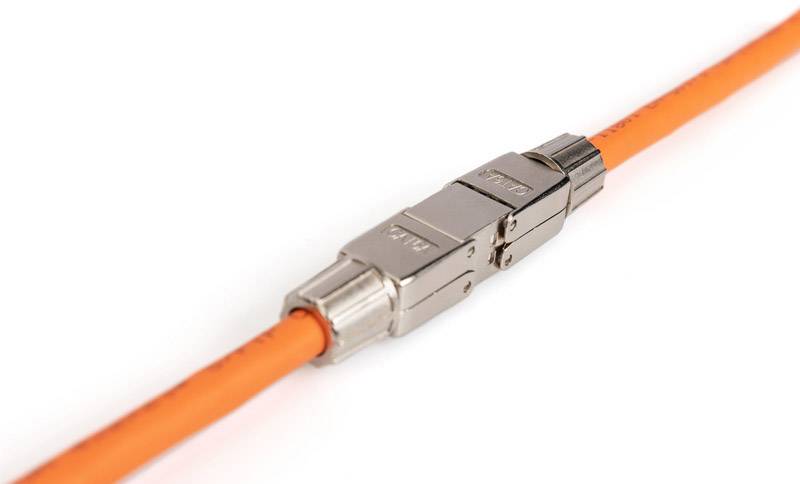 En orange glasfiberkabel med en metallisk kontakt som används för dataöverföring. Kontakten är robust konstruerad.