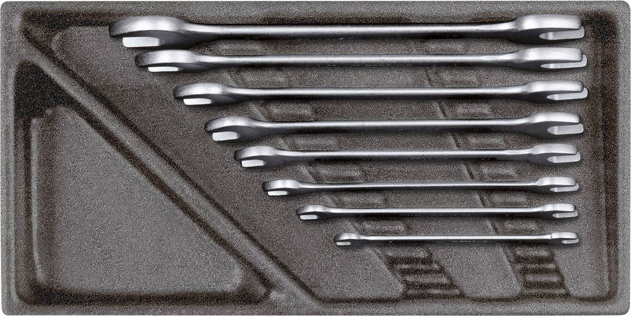 Sjudelat set med silvernya skiftnycklar placerade på ett rektangulärt skumunderlag, gradvis sorterade från små till stora.