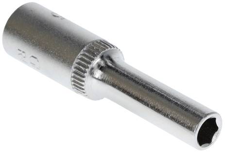 En silverfärgad skiftnyckeladapter med räfflat handtag ligger snett.