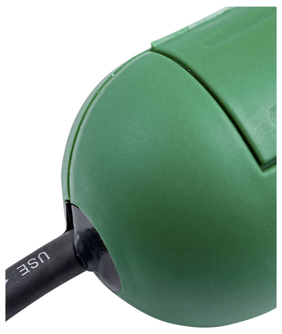 Grön USB-kabelkontakt inkopplad i en matchande grön enhetsport, visad i närbild mot en vit bakgrund.