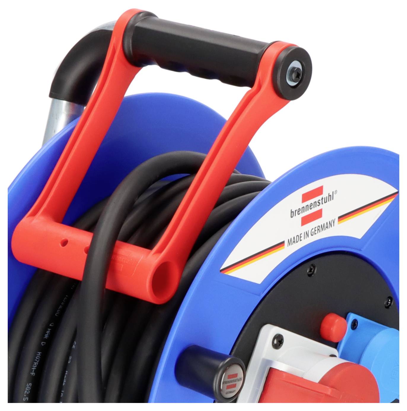 En blå kabeltrumma med röd handtag, tillverkad av Brennenstuhl i Tyskland.
