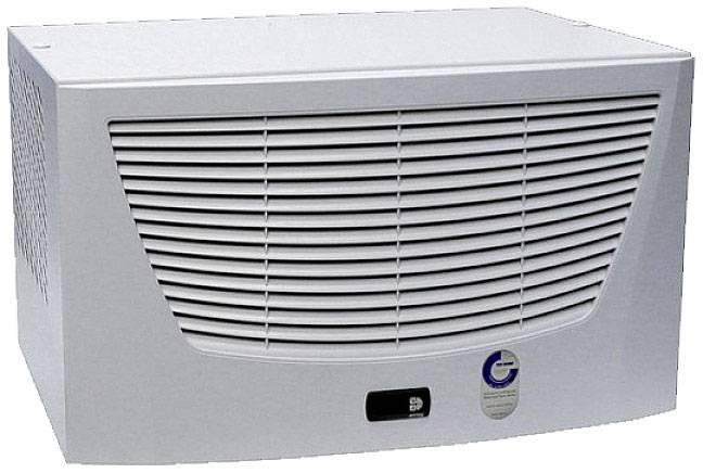 En vit luftrenare med ventilationsgaller framtill och en liten kontrollpanel nedtill; försedd med en kvalitetsstämpel.
