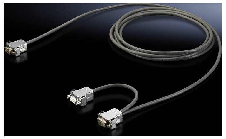 En VGA-monitorkabel med tre anslutningar, lämplig för videoöverföringar. Två kabelsträngar leder till separata VGA-kontakter.