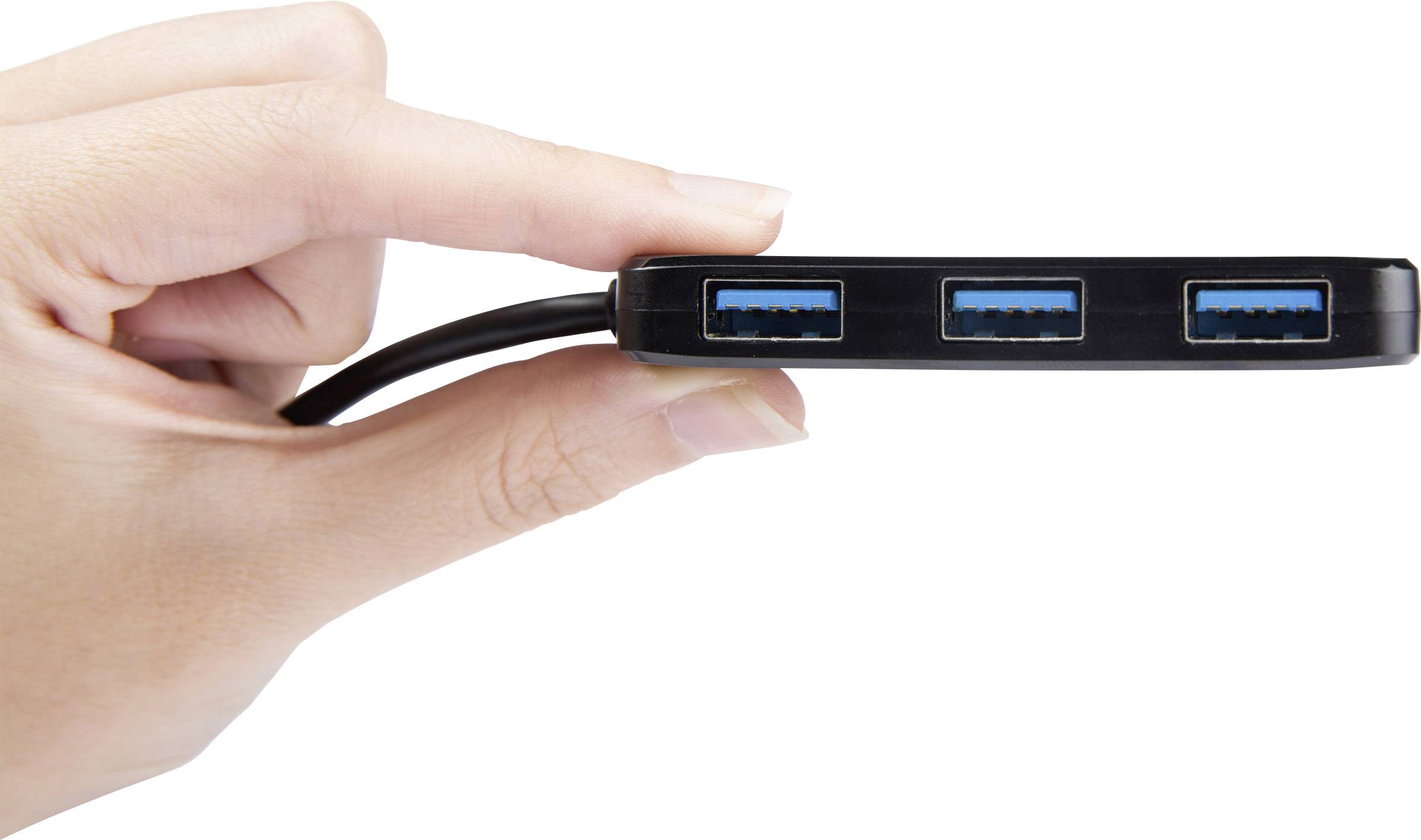 En hand håller en kompakt USB-hubb med tre USB-portar.