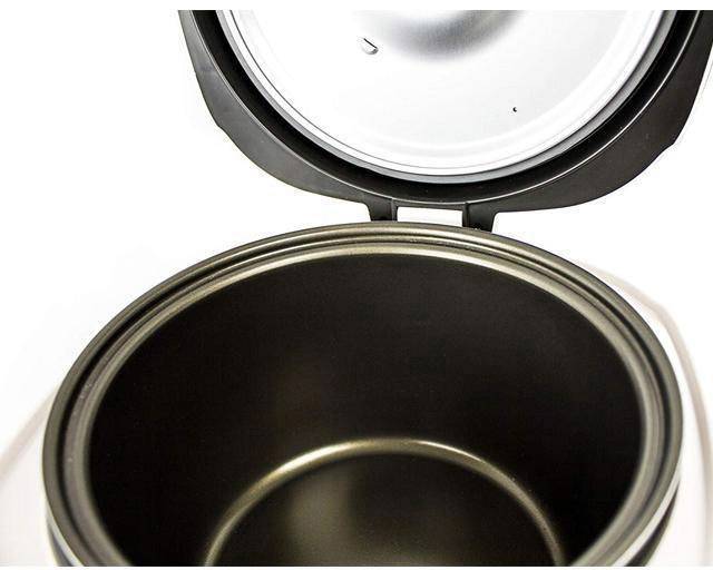 En öppen riskokare visar upp sin svarta insida. Locket är också öppet synligt.