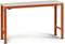 Ett robust, rektangulärt bord med orangefärgade metallben och en grå bordsskiva, lämpligt för verkstadsarbeten.