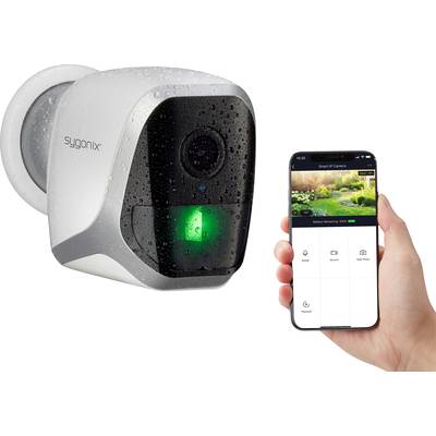 En övervakningskamera med vattendroppar på ytan bredvid en hand som håller en smartphone med kamera-appen öppen.