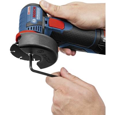 En hand håller en blå Bosch-batteridriven skärare med ett svart skärverktyg, redo att användas.