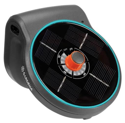 Gardena solcellsdriven trädgårdsbevattnings-timer med rund design, skala för inställning och iögonfallande orange vridomkopplare.