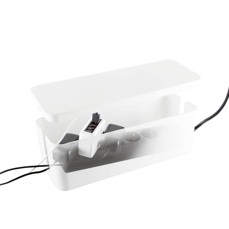 En vit kabelbox med borttagen lock visar ett kopplingsboard inuti, där flera kablar är anslutna.