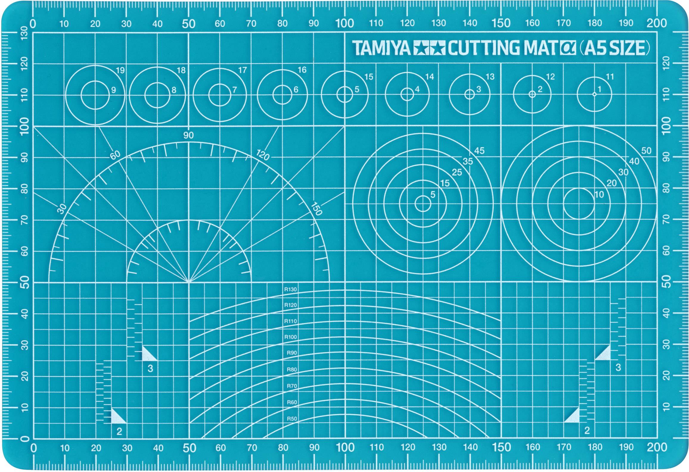 Skärmatta med rutnät, cirkel-, vinkel- och linjemarkeringar. Längst upp till höger text som lyder 'Tamiya Cutting Mat A5 Size'.