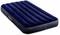 Ett blått, uppblåsbart luftmadrass med flera längsgående räfflor, lämpligt för inom- och utomhusbruk.