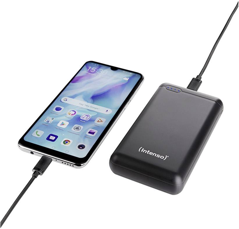 En smartphone laddas med en svart powerbank via en kabel. Powerbankens etikett visar texten 'Intenso'.