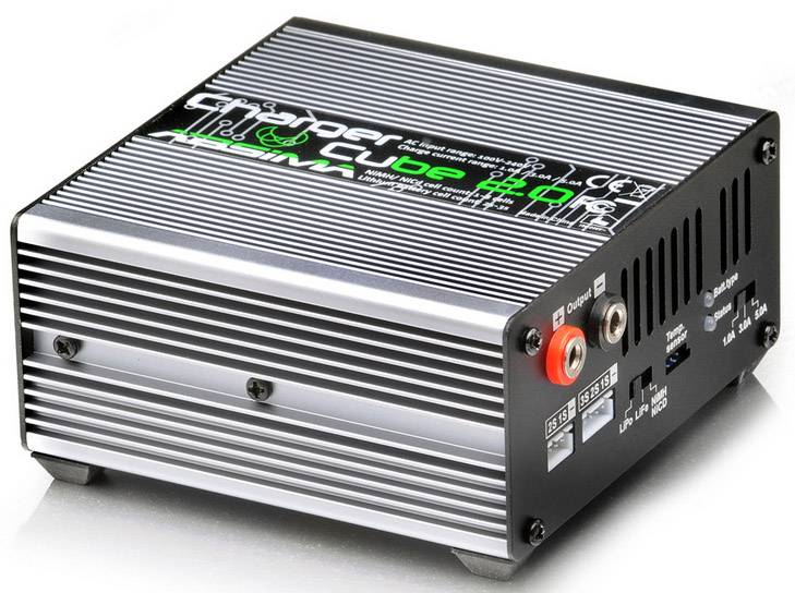 'Charger Cube 8.0' Laddare i rektangulär form med svarta sidor och ett silverfärgat lamellmönster på ovansidan.