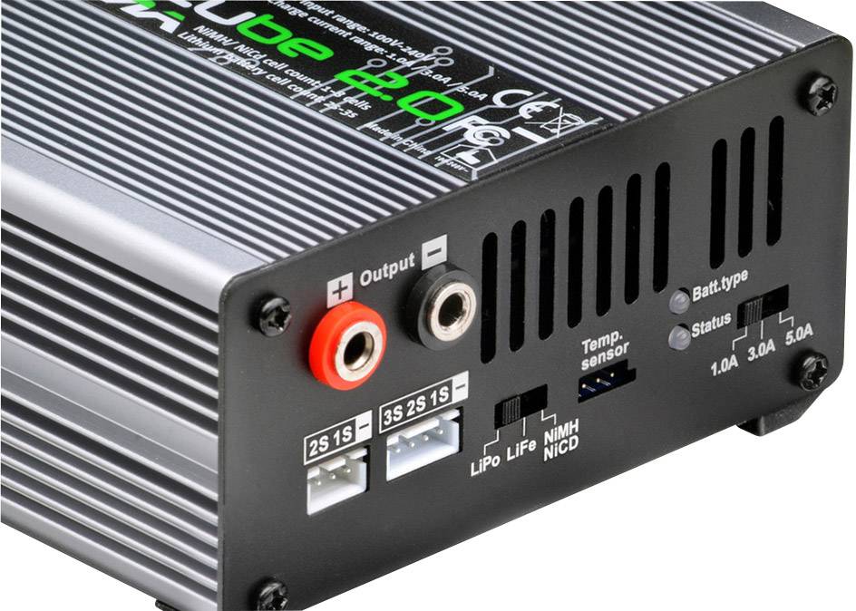 Grå laddare med två utgångar, val av batterityper, temperatur- och statusdisplayer, lämplig för LiPo och NiMH.