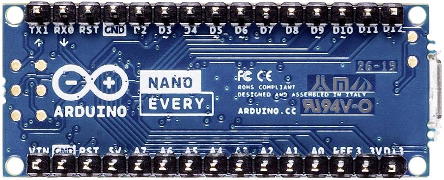 Arduino Nano Every Mikrokontrollerplatta med 28 pinnar, blå bakgrund. Markeringar för alla pinnar och anslutningar är synliga.