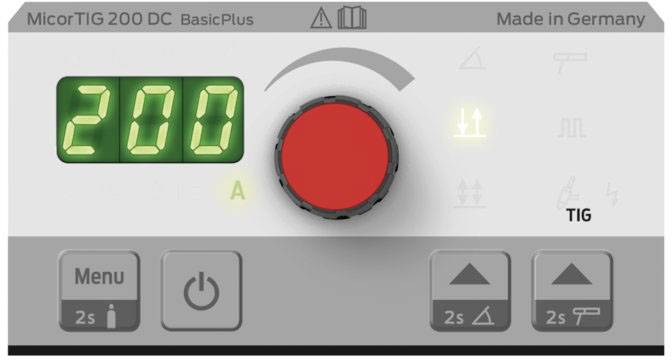 'MicorTIG 200 DC BasicPlus'-kontrollpanel med stor röd knapp och digital display '200 A'. Knappar för meny och inställningar.
