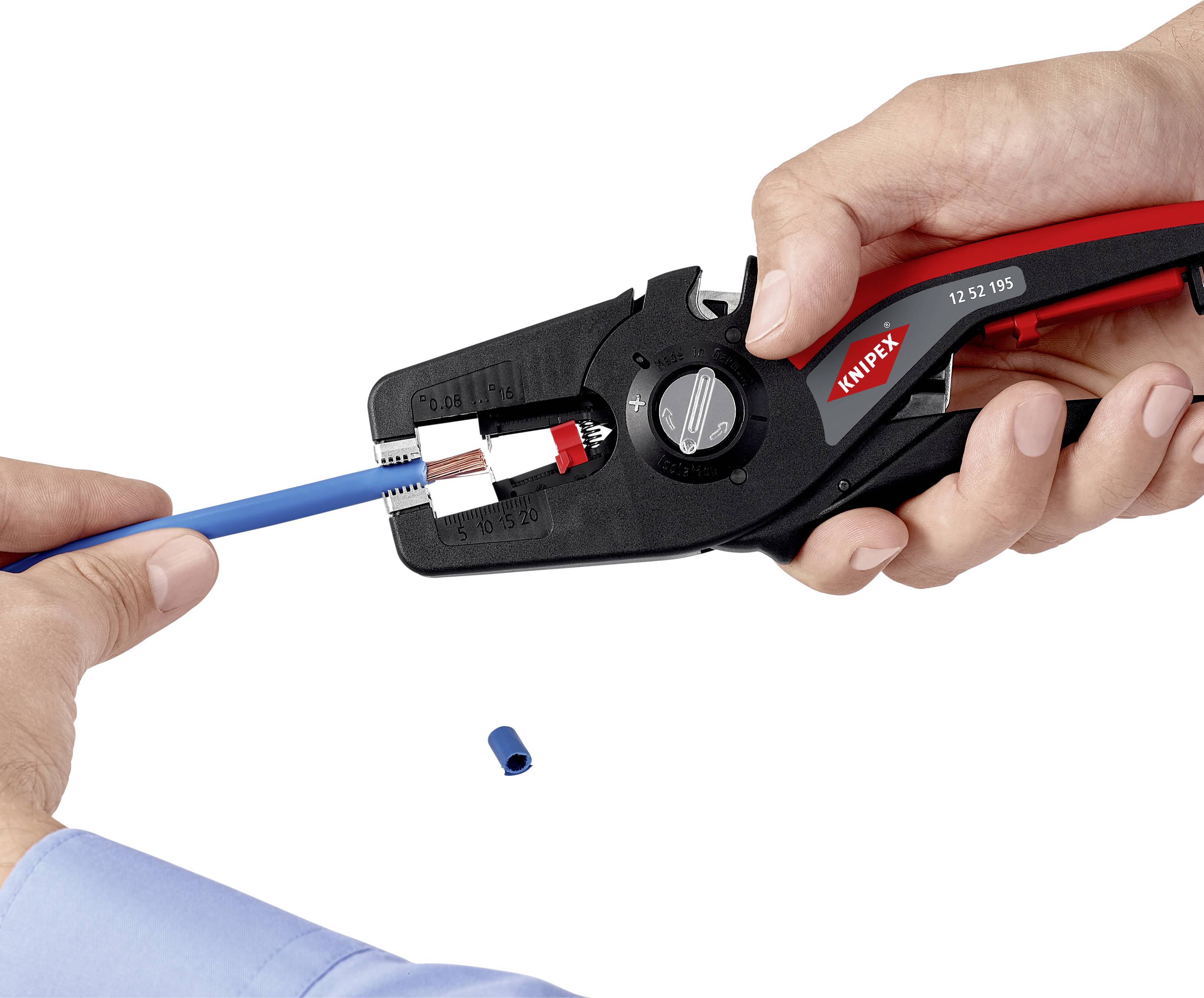 En person använder en avisoleringstång för att ta bort isoleringen från en blå kabel. På bordet ligger en blå kabelklämma.