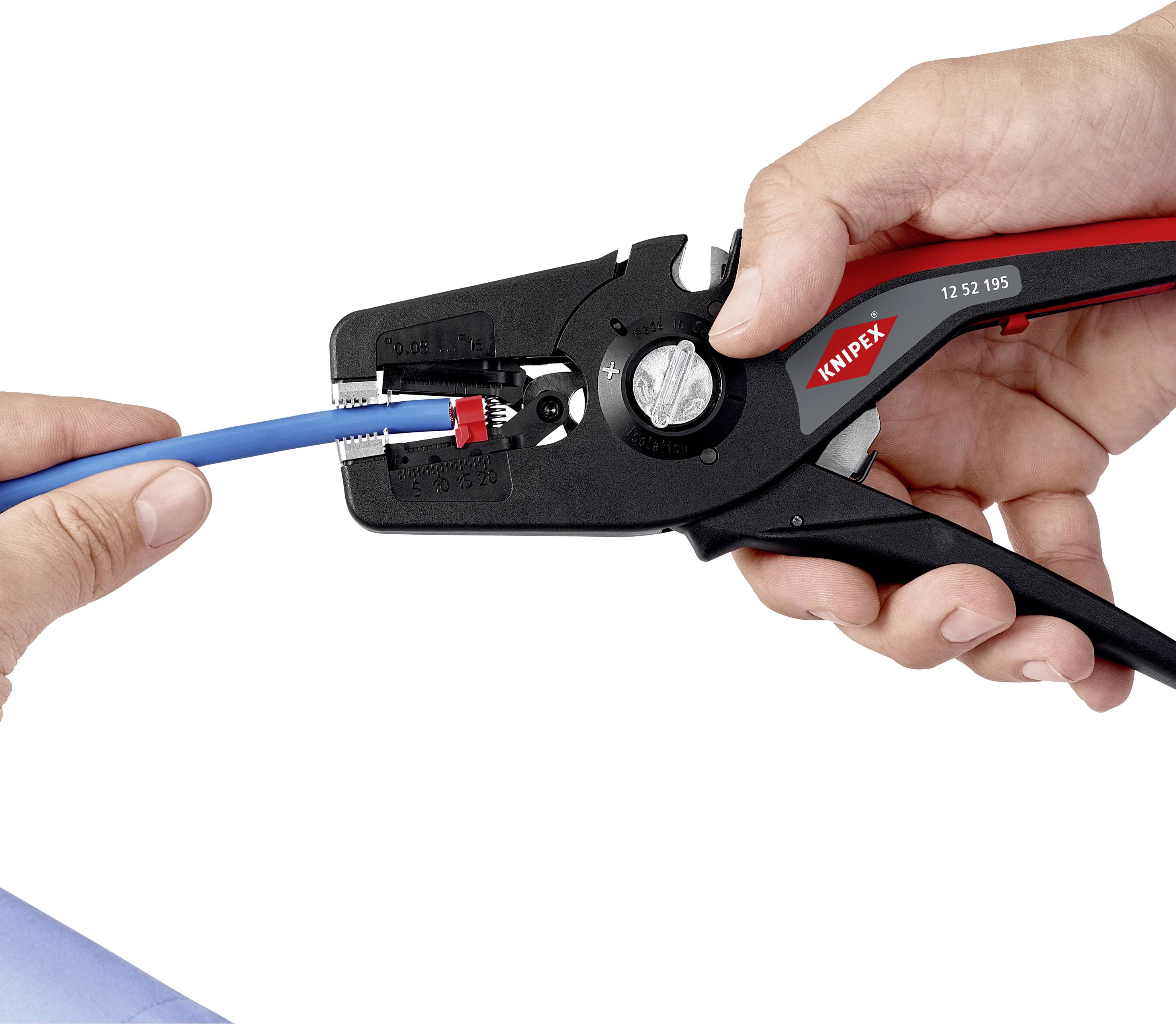 En person använder en crimptång för att fästa en röd kontakt vid en blå kabel. Tången visar Knipex-logotypen.