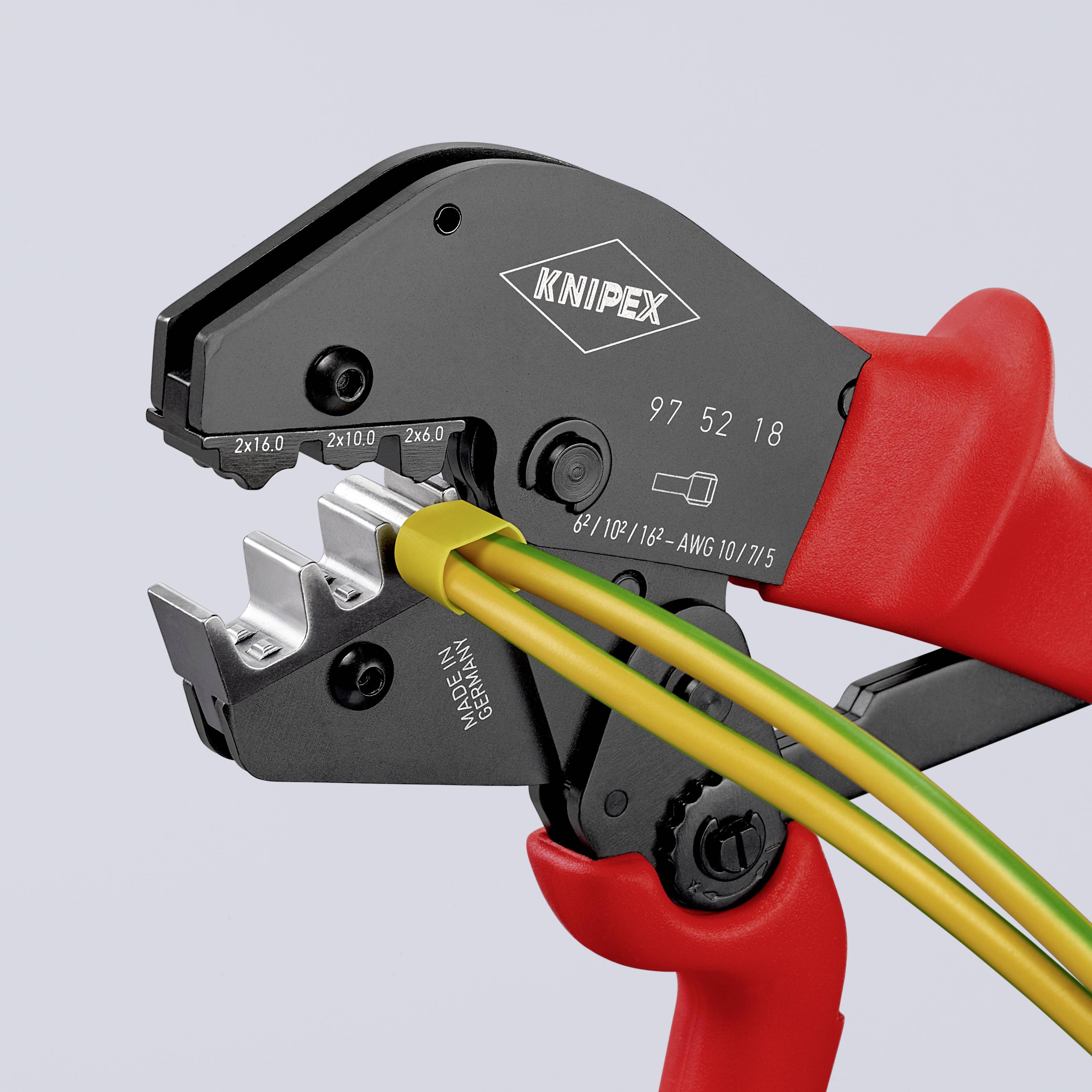 Handkrimptång med röda handtag, märkt 'KNIPEX', för pressning av gula och gröna kablar. Lämplig för klippning och crimpning av ledningar.