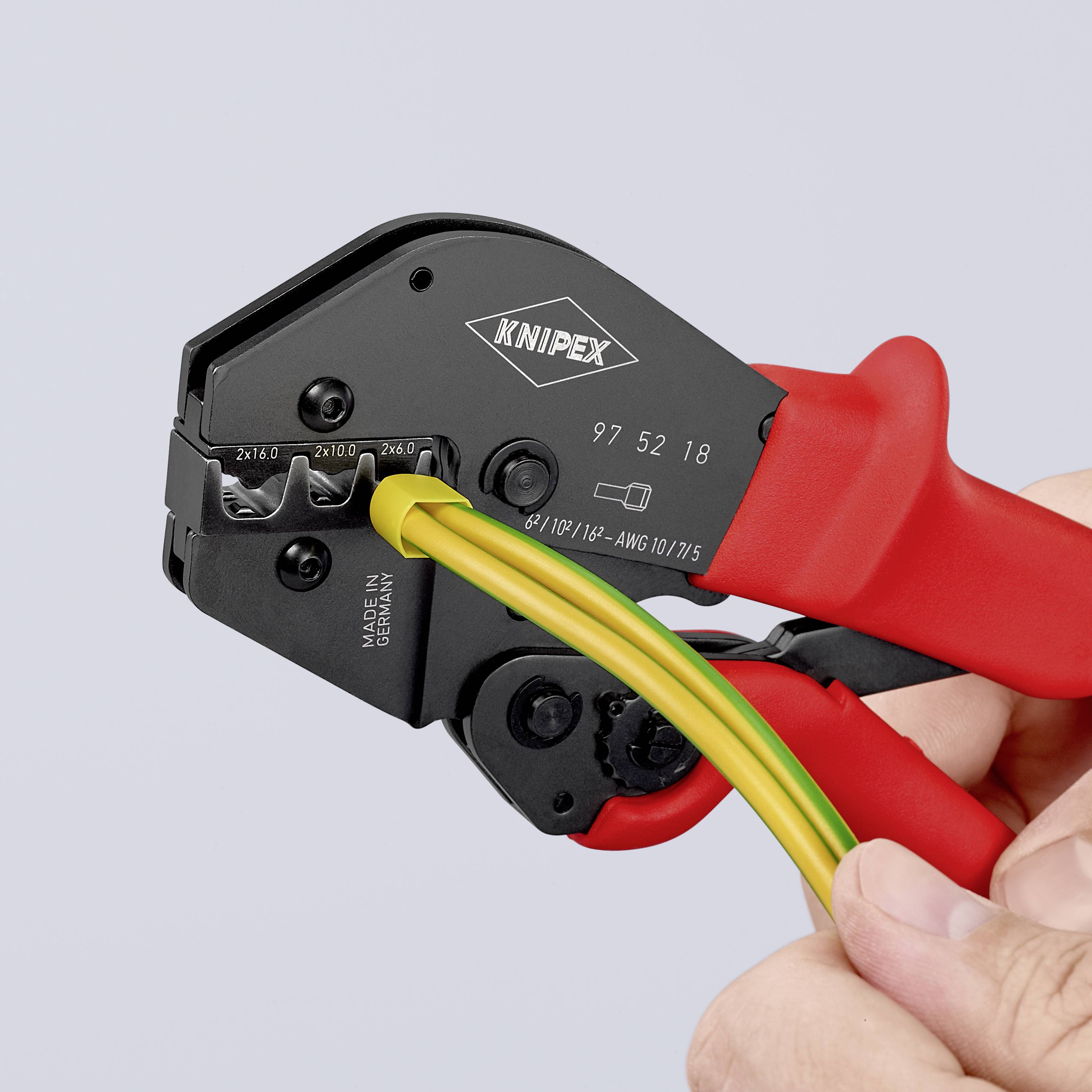 En person använder en röd crimptång från märket KNIPEX för att crimpa en grön och gul tråd.