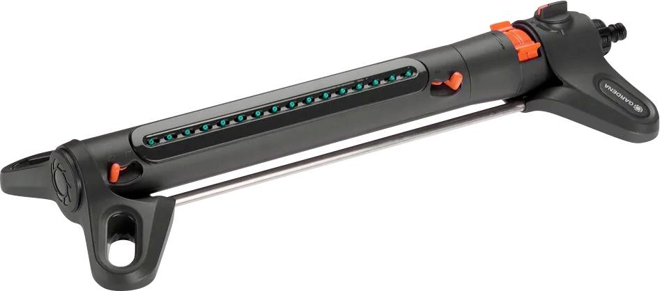 En justerbar oscillerande trädgårdssprinkler med svart och orange design, utrustad med flera spridarmunstycken för jämn vattenfördelning.