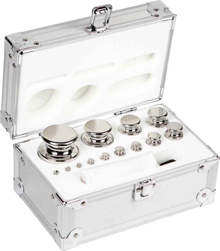 Metalliska vikter i olika storlekar, noggrant arrangerade i en öppnad, vit transportlåda med skuminsats.