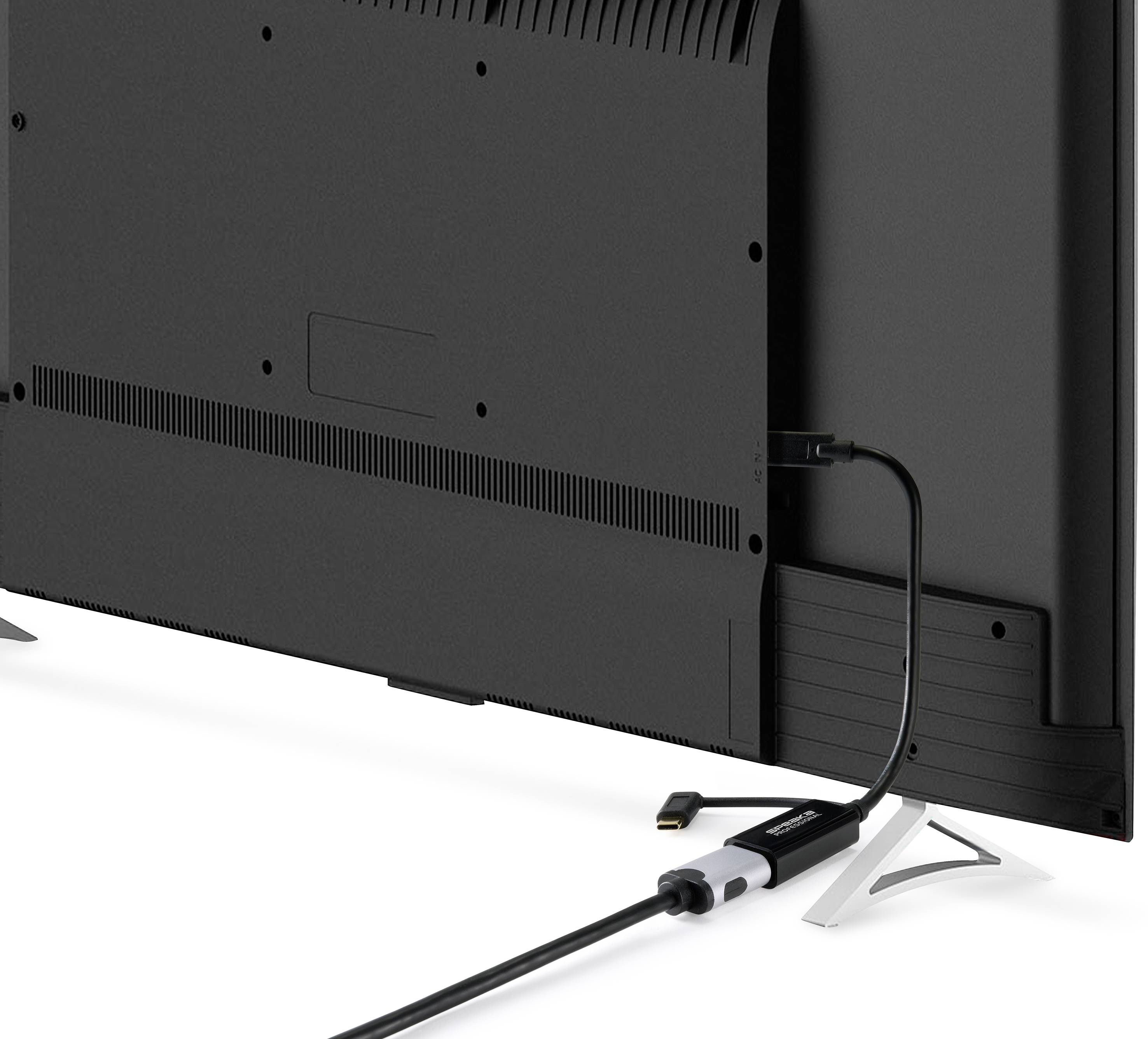 Baksidesvy av en TV med ett HDMI-kabel instucket i en anslutning på sidan. Enheten står på silverfärgade fötter.
