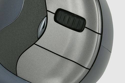 Grå ergonomisk datormus med scrollhjul, delvis vy. Enheten visar en böjd form för bättre grepp.