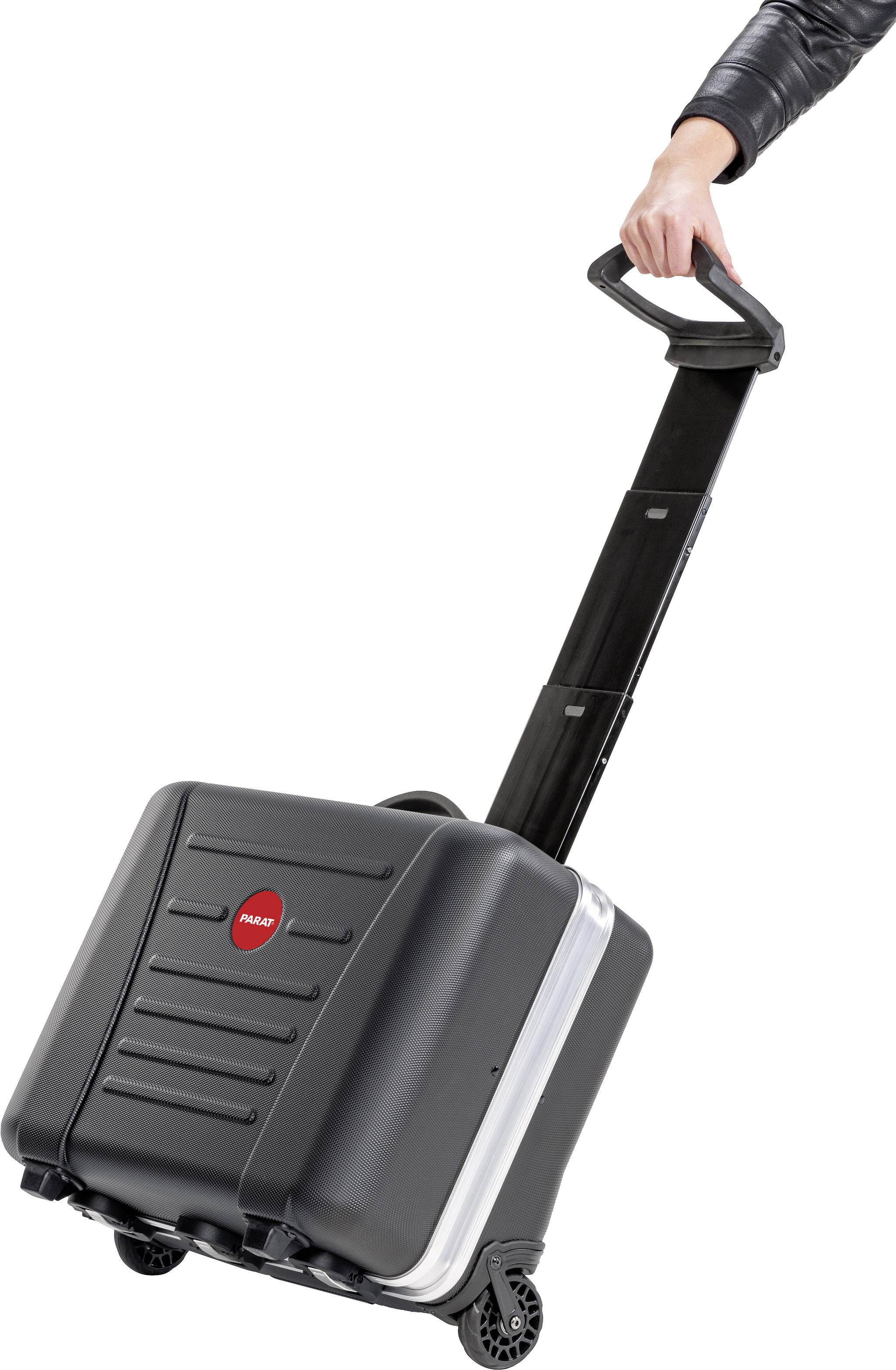 En person drar en svart resväska med teleskopiskt handtag, lämplig för resor.